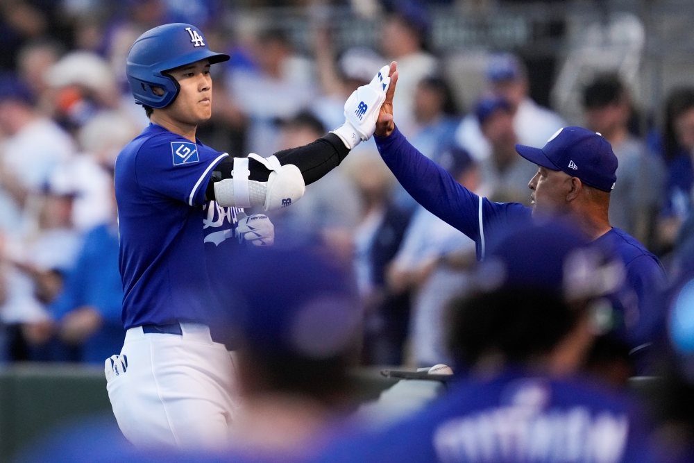 LA 다저스 오타니 쇼헤이가 미국 애리조나주 글렌데일의 캐멀백 랜치에서 열린 2025 미국프로야구 메이저리그 LA 에인절스와의 시범경기에 1번 지명타자로 선발 출전해 첫 타석에서 홈런포를 터트렸다. AP 연합뉴스