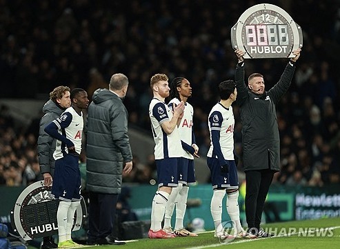 미국의 글로벌 스포츠 매체 'ESPN'은 28일(한국시간) '손흥민은 무슨 일이 잘못되었을까. 스퍼스(토트넘 애칭)에서 미래'라는 주제의 보도를 통해 토트넘에서의 손흥민 거취가 심상치 않다는 뜻을 전했다. 매체는 '손흥민은 모하메드 살라(리버풀)와 1992년생 동갑이다. 두 선수 모두 각자 구단에서 레전드 선수'라며 '한 명은 인생 최고의 전성기를 달리고 있다. 다른 한 명은 토트넘에서 처음으로 의문을 보이게 만들었다'라며 손흥민의 경기력 추락을 거론한 뒤 배경을 해리 케인의 바이에른 뮌헨 이적을 들었다. 연합뉴스