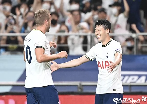 미국의 글로벌 스포츠 매체 'ESPN'은 28일(한국시간) '손흥민은 무슨 일이 잘못되었을까. 스퍼스(토트넘 애칭)에서 미래'라는 주제의 보도를 통해 토트넘에서의 손흥민 거취가 심상치 않다는 뜻을 전했다. 매체는 '손흥민은 모하메드 살라(리버풀)와 1992년생 동갑이다. 두 선수 모두 각자 구단에서 레전드 선수'라며 '한 명은 인생 최고의 전성기를 달리고 있다. 다른 한 명은 토트넘에서 처음으로 의문을 보이게 만들었다'라며 손흥민의 경기력 추락을 거론한 뒤 배경을 해리 케인의 바이에른 뮌헨 이적을 들었다. 엑스포츠뉴스DB