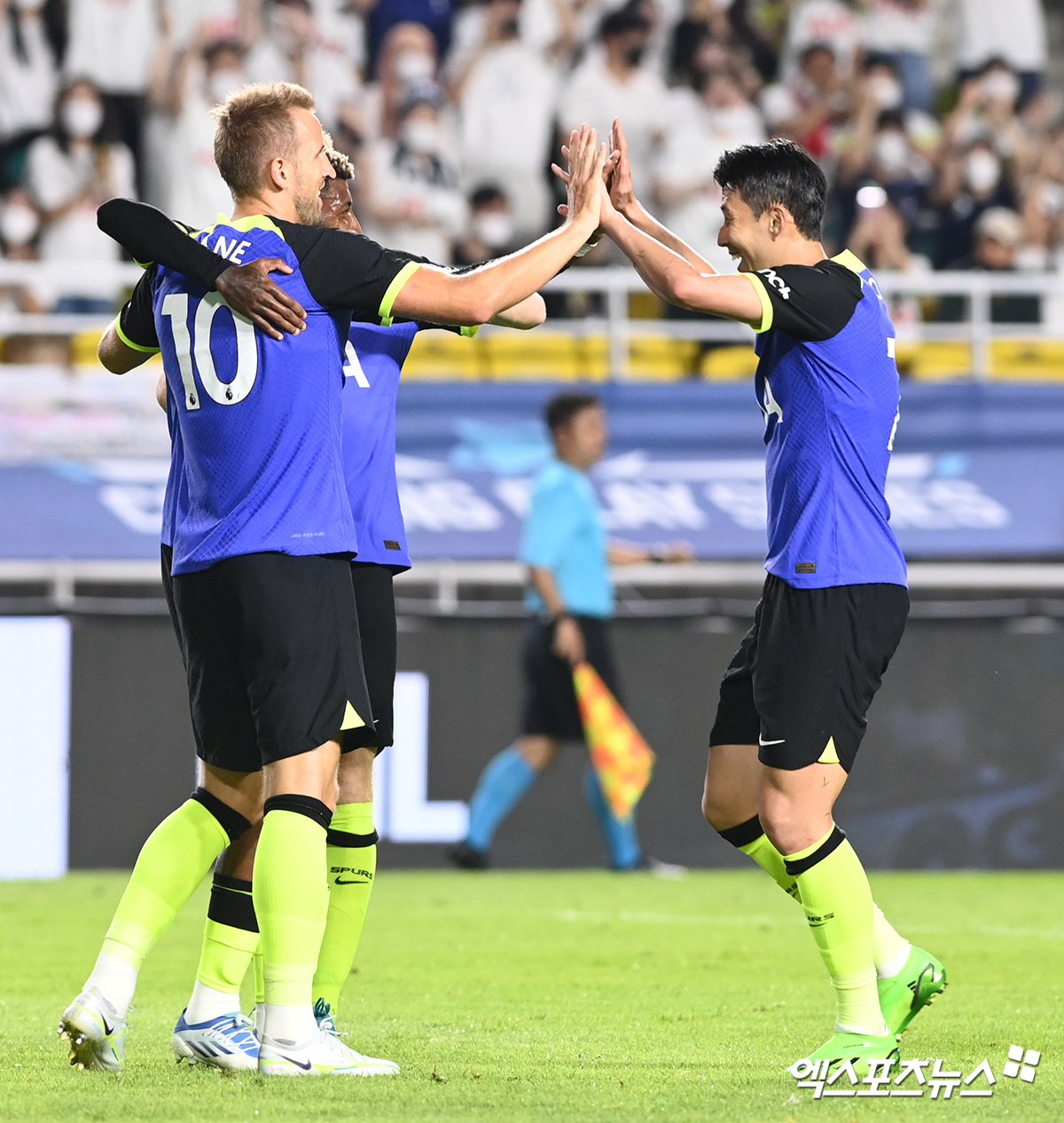 미국의 글로벌 스포츠 매체 'ESPN'은 28일(한국시간) '손흥민은 무슨 일이 잘못되었을까. 스퍼스(토트넘 애칭)에서 미래'라는 주제의 보도를 통해 토트넘에서의 손흥민 거취가 심상치 않다는 뜻을 전했다. 매체는 '손흥민은 모하메드 살라(리버풀)와 1992년생 동갑이다. 두 선수 모두 각자 구단에서 레전드 선수'라며 '한 명은 인생 최고의 전성기를 달리고 있다. 다른 한 명은 토트넘에서 처음으로 의문을 보이게 만들었다'라며 손흥민의 경기력 추락을 거론한 뒤 배경을 해리 케인의 바이에른 뮌헨 이적을 들었다. 엑스포츠뉴스DB