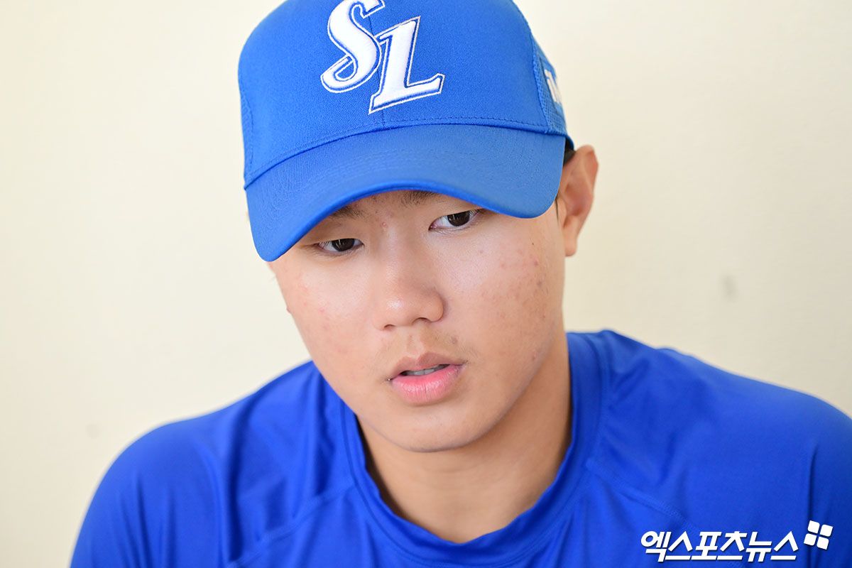 삼성 라이온즈 신인 투수 배찬승이 1일 일본 오키나와 온나손 아카마 구장에서 인터뷰하고 있다. 일본 오키나와, 김한준 기자