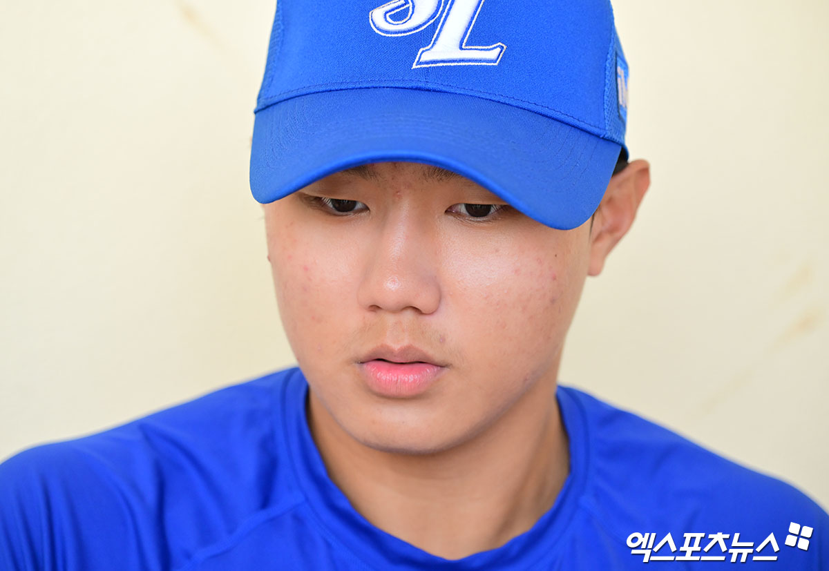 삼성 라이온즈 신인 투수 배찬승이 1일 일본 오키나와 온나손 아카마 구장에서 인터뷰하고 있다. 일본 오키나와, 김한준 기자
