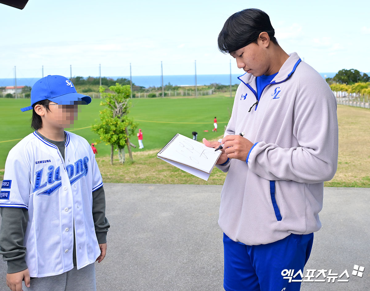 삼성 라이온즈 신인 투수 배찬승이 일본 오키나와 온나손 아카마 구장에서 팬에게 사인해주고 있다. 일본 오키나와, 김한준 기자