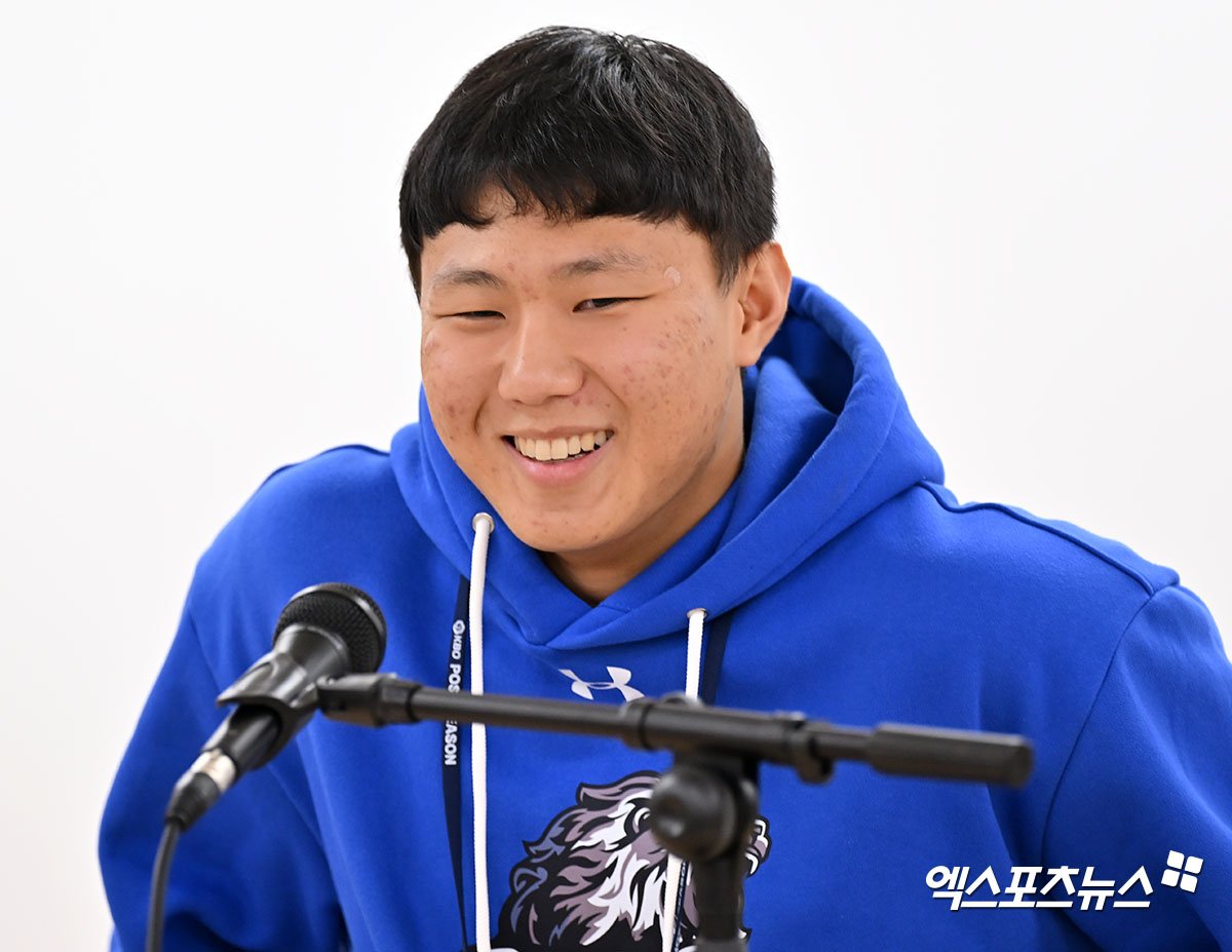 삼성 라이온즈 신인 투수 배찬승이 지난해 삼성의 포스트시즌 경기를 관람하러 와 인터뷰에 임하고 있다. 엑스포츠뉴스 DB