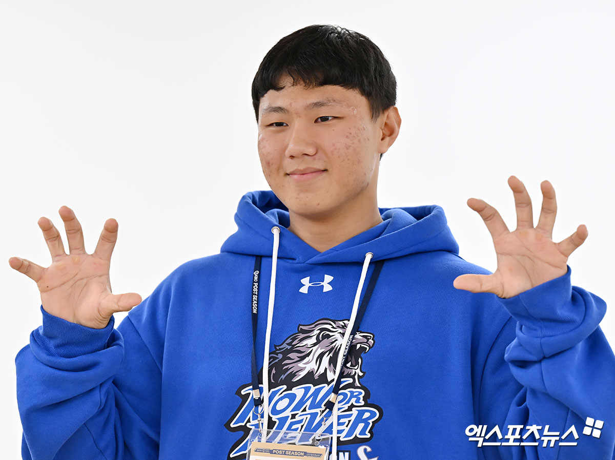 삼성 라이온즈 신인 투수 배찬승이 지난해 삼성의 포스트시즌 경기를 관람하러 와 인터뷰에 임한 뒤 기념촬영하고 있다. 엑스포츠뉴스 DB