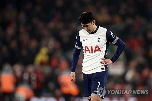 미국의 글로벌 스포츠 매체 'ESPN'은 28일(한국시간) '손흥민은 무슨 일이 잘못되었을까. 스퍼스(토트넘 애칭)에서 미래'라는 주제의 보도를 통해 토트넘에서의 손흥민 거취가 심상치 않다는 뜻을 전했다. 매체는 '손흥민은 모하메드 살라(리버풀)와 1992년생 동갑이다. 두 선수 모두 각자 구단에서 레전드 선수'라며 '한 명은 인생 최고의 전성기를 달리고 있다. 다른 한 명은 토트넘에서 처음으로 의문을 보이게 만들었다'라며 손흥민의 경기력 추락을 거론한 뒤 배경을 해리 케인의 바이에른 뮌헨 이적을 들었다. 연합뉴스