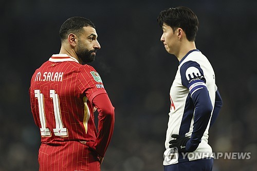 미국의 글로벌 스포츠 매체 'ESPN'은 28일(한국시간) '손흥민은 무슨 일이 잘못되었을까. 스퍼스(토트넘 애칭)에서 미래'라는 주제의 보도를 통해 토트넘에서의 손흥민 거취가 심상치 않다는 뜻을 전했다. 매체는 '손흥민은 모하메드 살라(리버풀)와 1992년생 동갑이다. 두 선수 모두 각자 구단에서 레전드 선수'라며 '한 명은 인생 최고의 전성기를 달리고 있다. 다른 한 명은 토트넘에서 처음으로 의문을 보이게 만들었다'라며 손흥민의 경기력 추락을 거론한 뒤 배경을 해리 케인의 바이에른 뮌헨 이적을 들었다. 연합뉴스