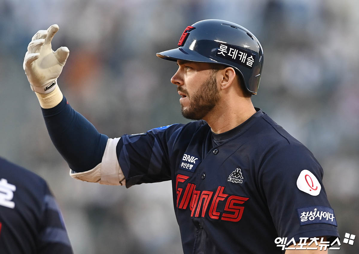 1일 오후 서울 잠실야구장에서 열린 '2023 신한은행 SOL KBO리그' 롯데 자이언츠와 두산 베어스의 경기, 연장 11회초 1사 1,3루 롯데 렉스가 1타점 적시타를 때려낸 뒤 세리머니를 하고 있다. 엑스포츠뉴스 DB