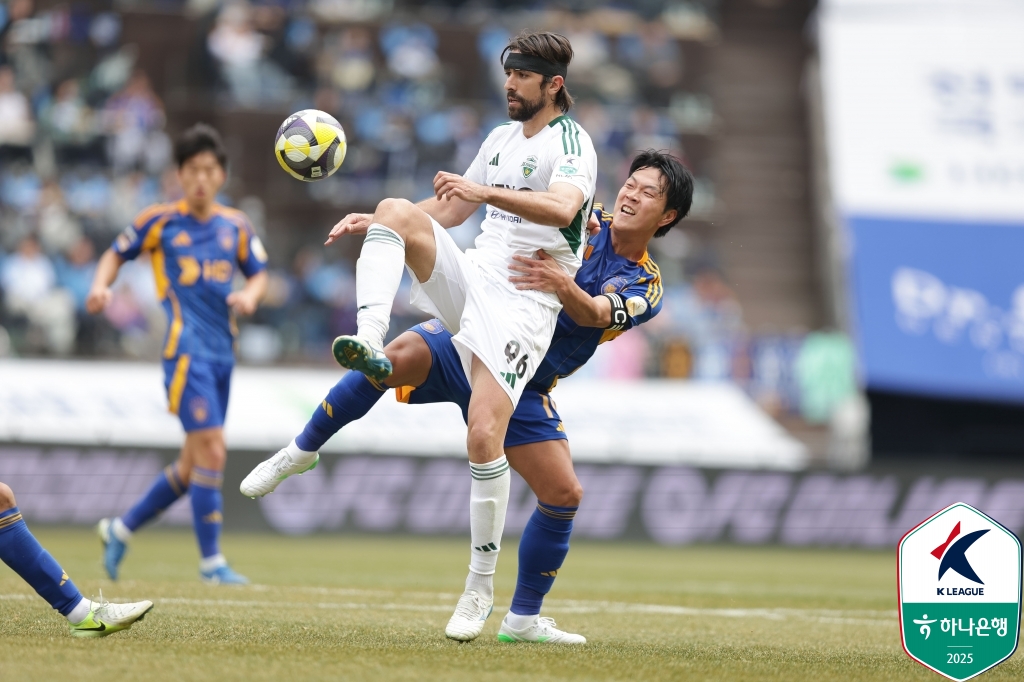 울산이 1일 울산 문수축구경기장에서 열린 전북현대와의 '하나은행 K리그1 2025' 3라운드 '현대가더비' 맞대결에서 보야니치의 원더골로 1-0으로 승리했다. 한국프로축구연맹