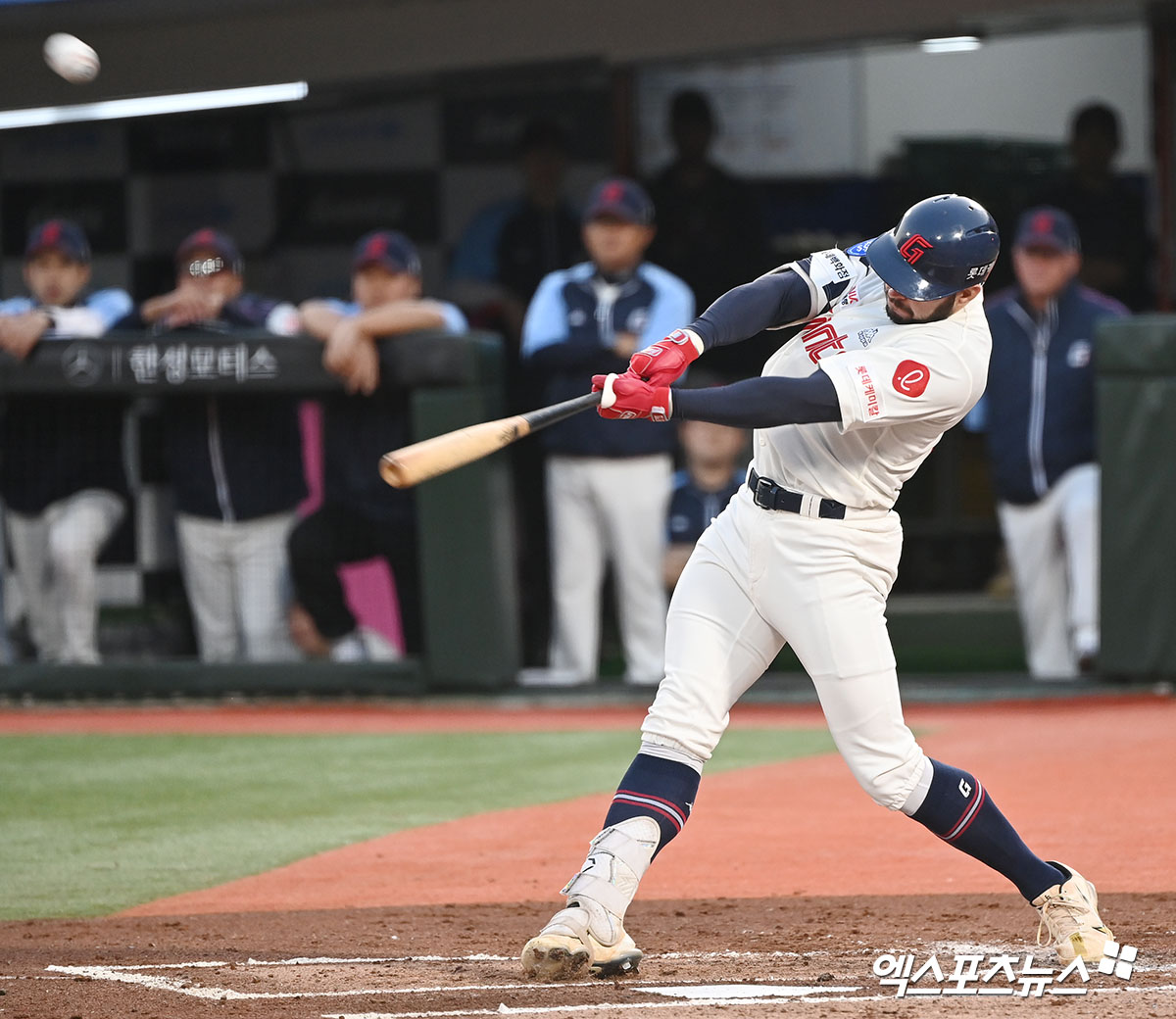 20일 오후 부산 동래구 사직야구장 열린 ’2023 신한은행 SOL KBO리그’ KIA 타이거즈와 롯데 자이언츠의 경기, 1회말 2사 2루 롯데 렉스가 투런 홈런을 날리고 있다. 엑스포츠뉴스 DB