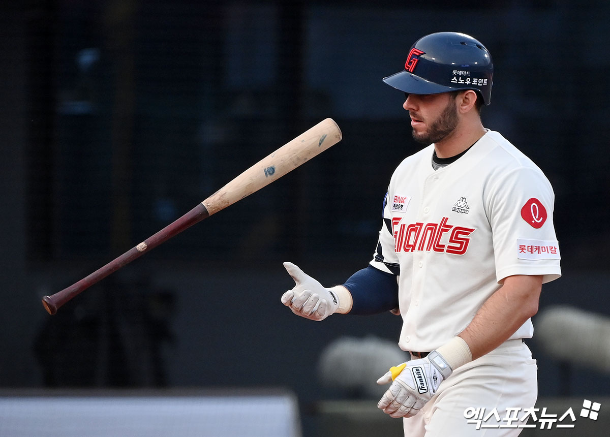 15일 오후 부산 동래구 사직야구장 열린 ’2023 신한은행 SOL KBO리그’ 한화 이글스와 롯데 자이언츠의 경기, 2회말 1사 롯데 렉스가 헛스윙 삼진을 당한 후 아쉬워하고 있다. 엑스포츠뉴스 DB