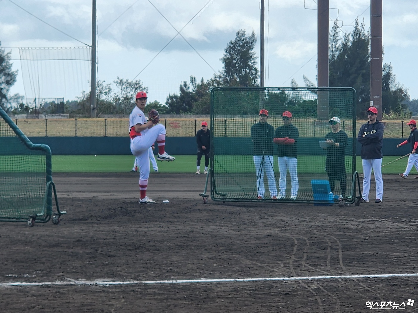 KIA 투수 이의리는 1일 킨 스타디움에서 열린 팀 훈련에 참가해 부상 이후 첫 라이브 투구를 진행했다. 벌써부터 최고 구속 146㎞을 기록하는 등 뛰어난 재활 페이스를 보여주고 있다. 오키나와, 박정현 기자