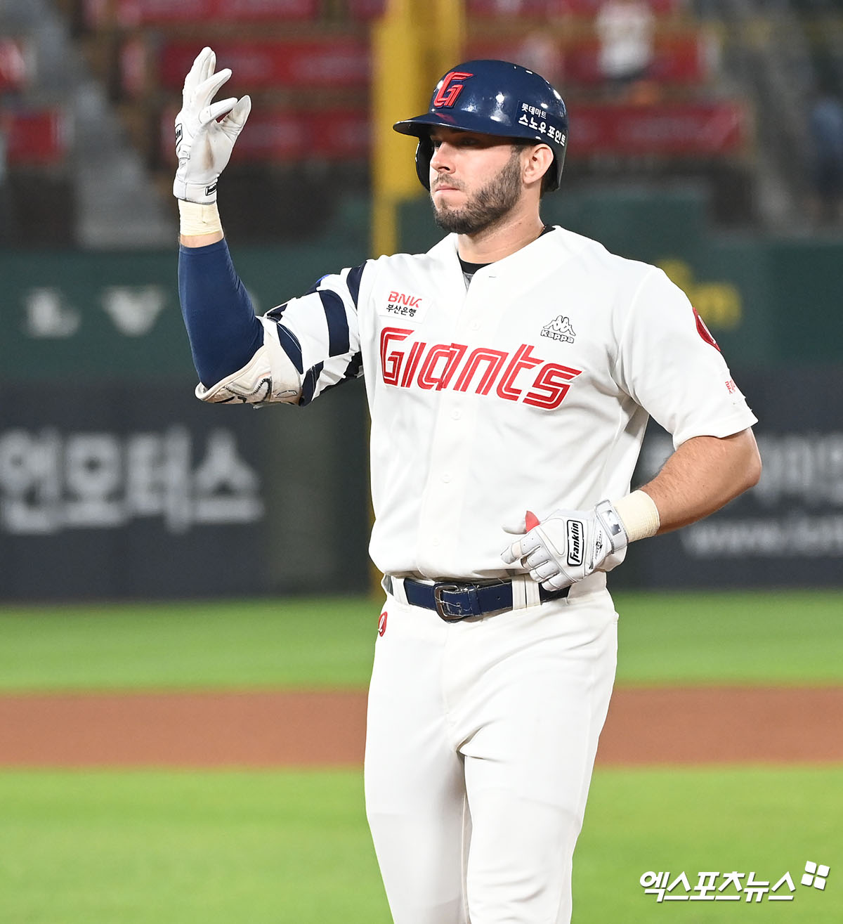 15일 오후 부산 동래구 사직야구장 열린 ’2023 신한은행 SOL KBO리그’ 한화 이글스와 롯데 자이언츠의 경기, 9회말 2사 2루 롯데 렉스가 동점 적시타를 날린 후 세리머니를 하고 있다. 엑스포츠뉴스 DB