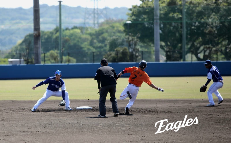 한화 이글스는 1일 일본 오키나와 고친다구장에서 열린 일본 사회인 야구팀 오키나와 전력과의 연습경기에서 3-9 패배를 당했다. 심우준이 도루를 하고 있다. 한화 이글스