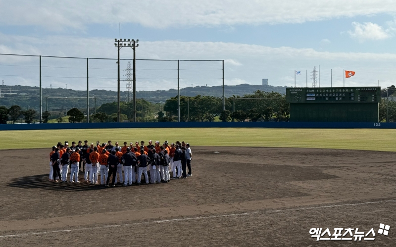 한화 이글스는 1일 일본 오키나와 고친다구장에서 열린 일본 사회인 야구팀 오키나와 전력과의 연습경기에서 3-9 패배를 당했다. 경기를 마친 후 김경문 감독과 선수단이 미팅을 갖고 있다. 엑스포츠뉴스DB