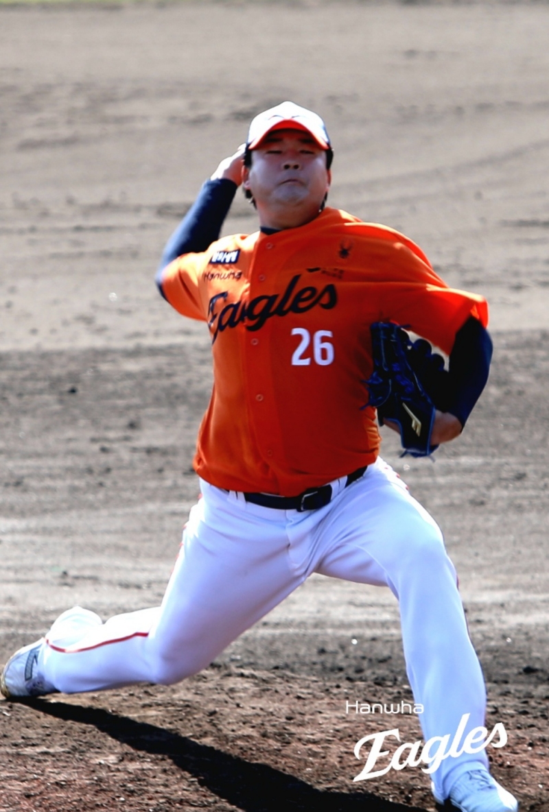 한화 이글스는 1일 일본 오키나와 고친다구장에서 열린 일본 사회인 야구팀 오키나와 전력과의 연습경기에서 3-9 패배를 당했다. 한승혁이 투구를 하고 있다. 한화 이글스