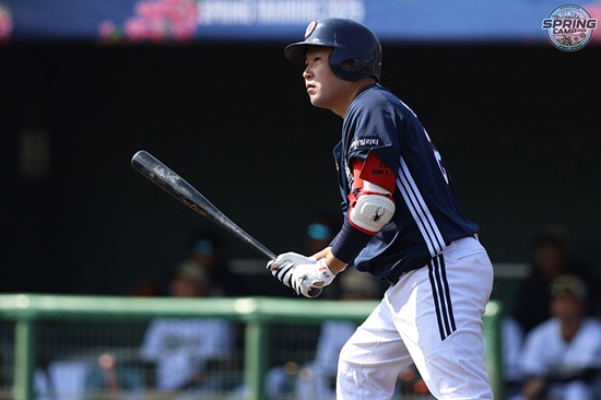 두산 베어스 포수 양의지가 1일 구춘대회 오릭스전에서 3회 초 달아나는 솔로 홈런을 쏘아 올렸다. 두산 베어스