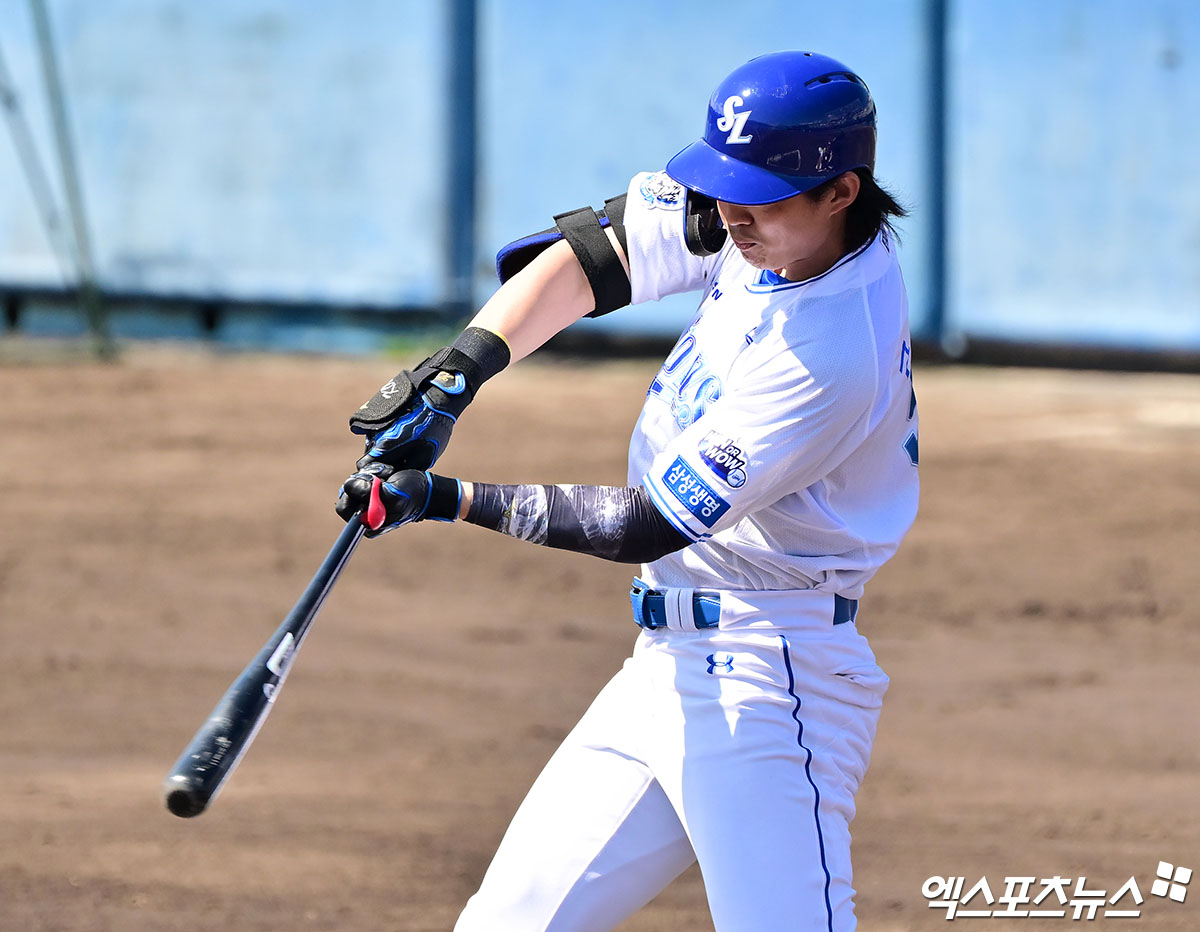 삼성 라이온즈 구자욱이 1일 일본 오키나와 온나손 아카마 구장에서 열린 LG 트윈스와의 연습경기에서 부상 복귀전에 나서 타격하고 있다. 일본 오키나와, 김한준 기자