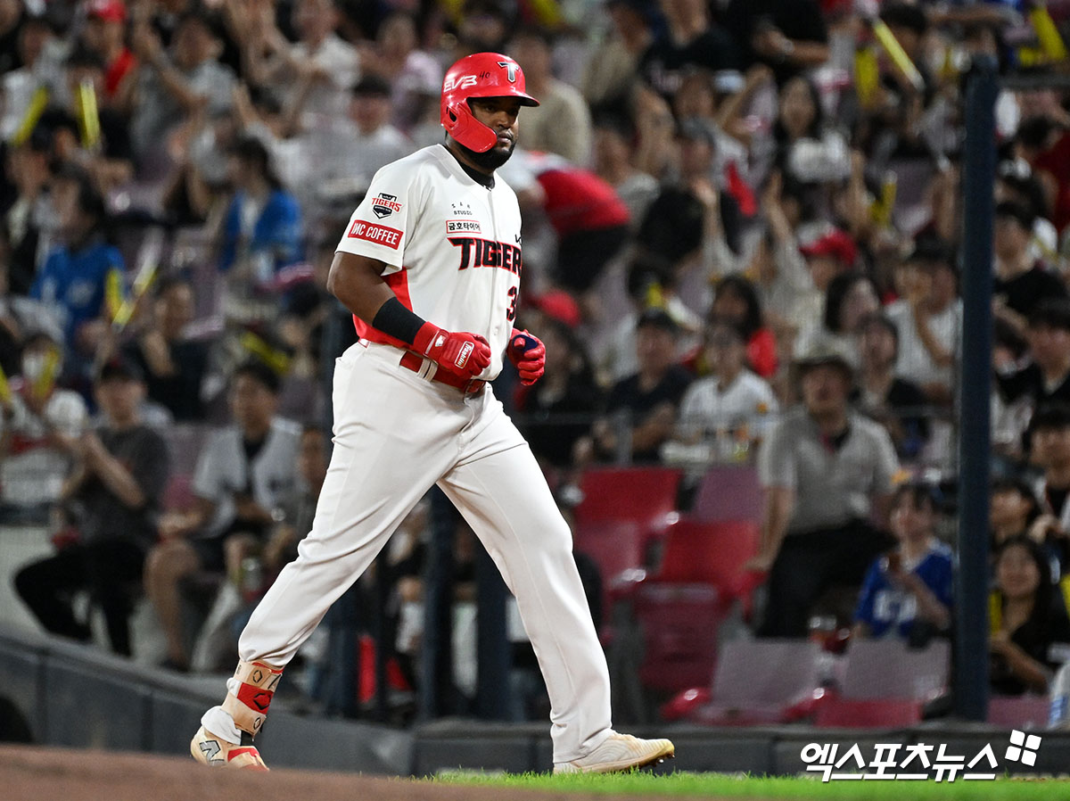 24일 오후 광주기아챔피언스필드에서 열린 '2024 신한 SOL Bank KBO리그' 삼성 라이온즈와 KIA 타이거즈의 경기, 1회말 1사 1,2루 KIA 소크라테스가 1타점 적시타를 날린 후 귀루하고 있다. 엑스포츠뉴스 DB