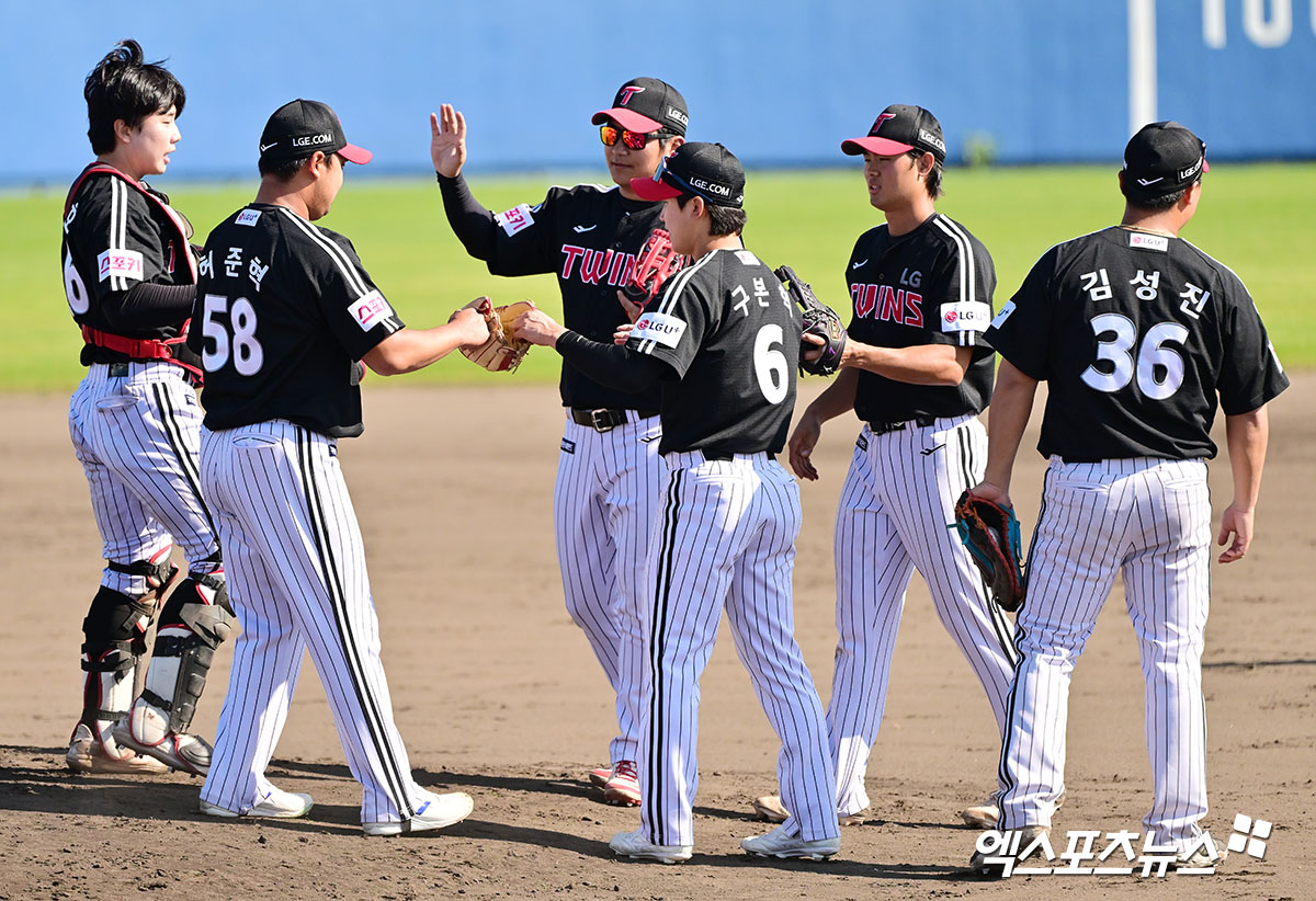 LG 트윈스 선수들이 1일 일본 오키나와 온나손 아카마 구장에서 열린 삼성 라이온즈와의 연습경기에서 승리 후 세리머니하고 있다. 일본 오키나와, 김한준 기자