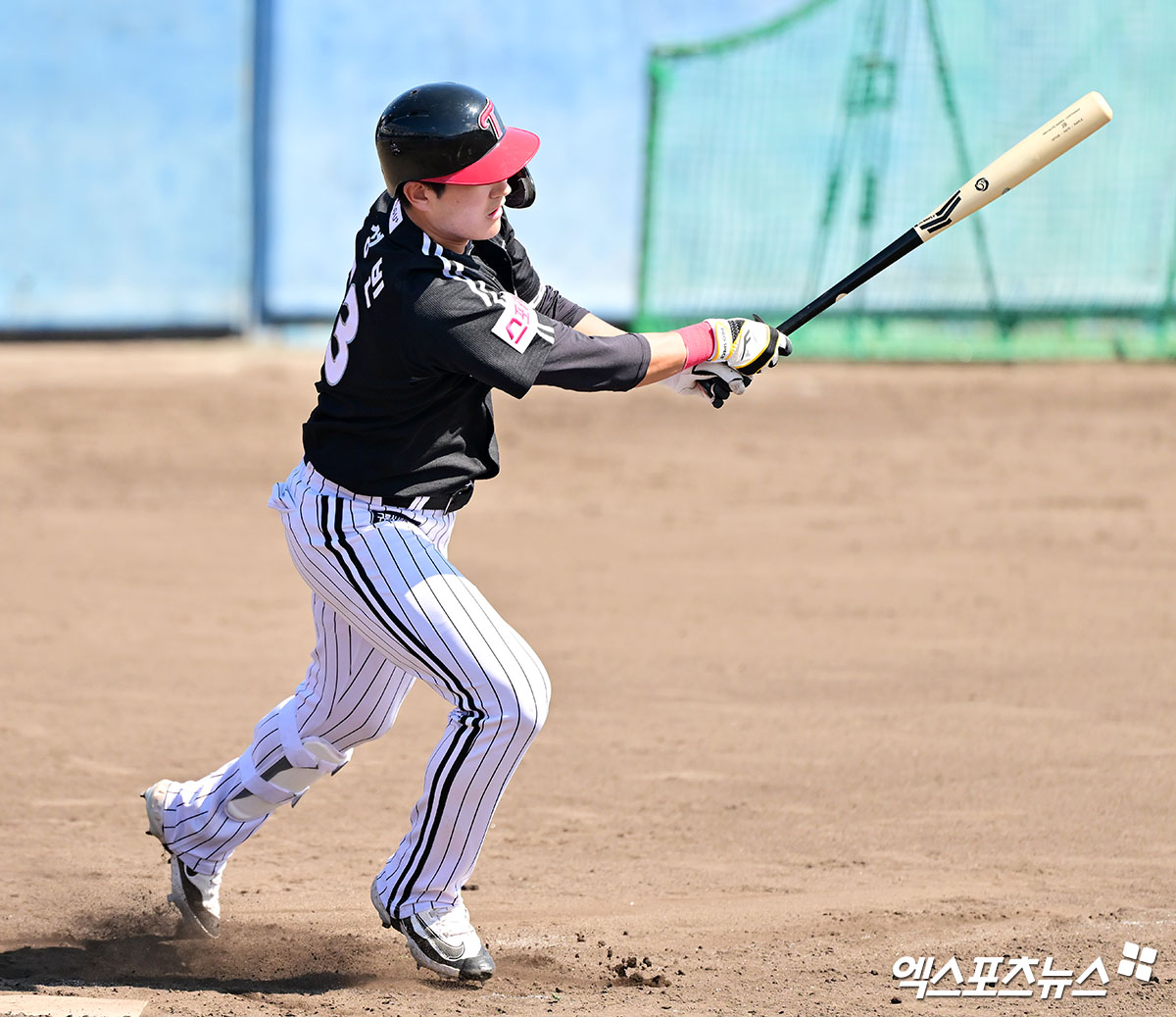 LG 트윈스 문정빈이 1일 일본 오키나와 온나손 아카마 구장에서 열린 삼성 라이온즈와의 연습경기에서 타격하고 있다. 일본 오키나와, 김한준 기자