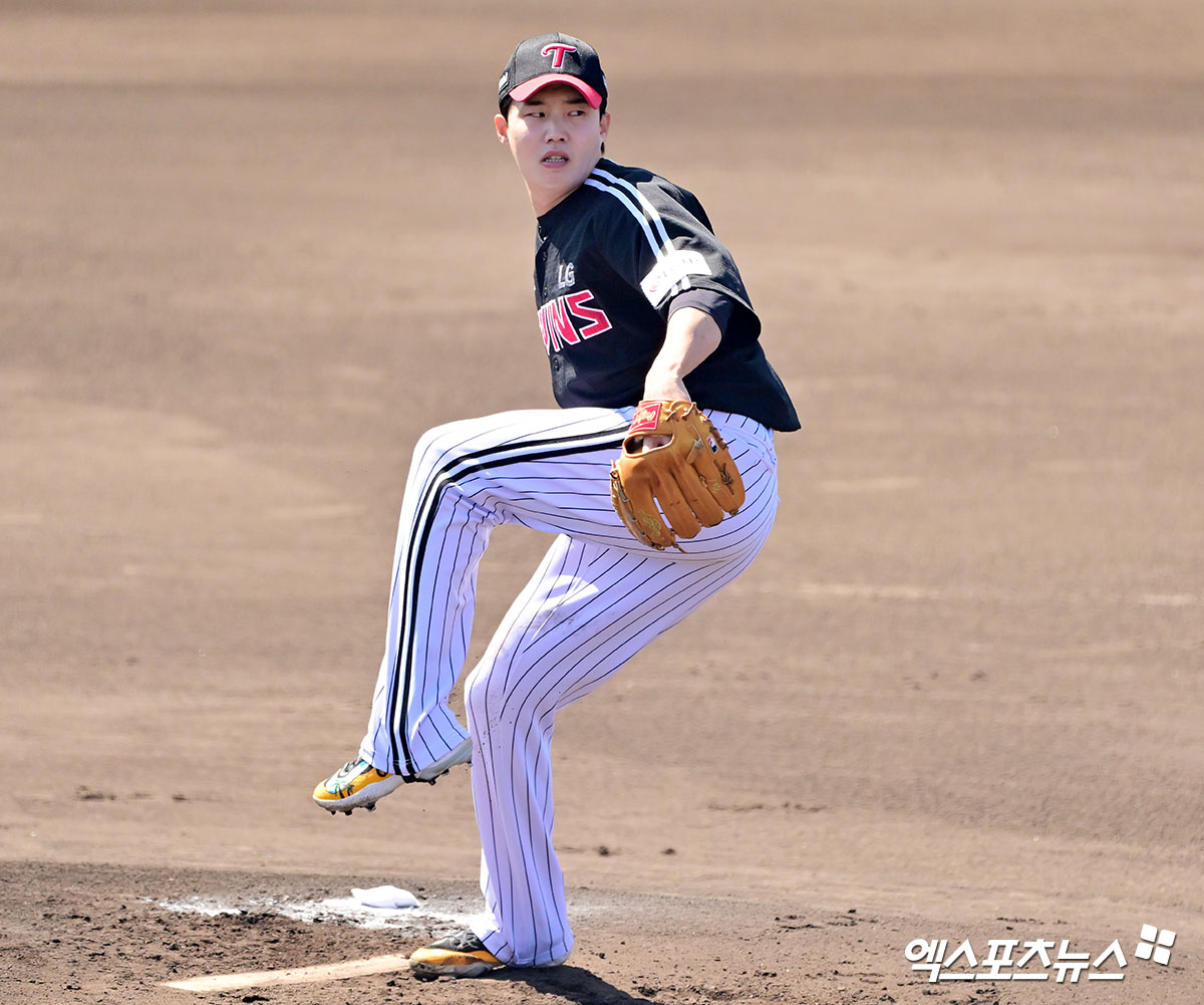 LG 트윈스 임찬규가 1일 일본 오키나와 온나손 아카마 구장에서 열린 삼성 라이온즈와의 연습경기에 선발 등판해 투구하고 있다. 일본 오키나와, 김한준 기자