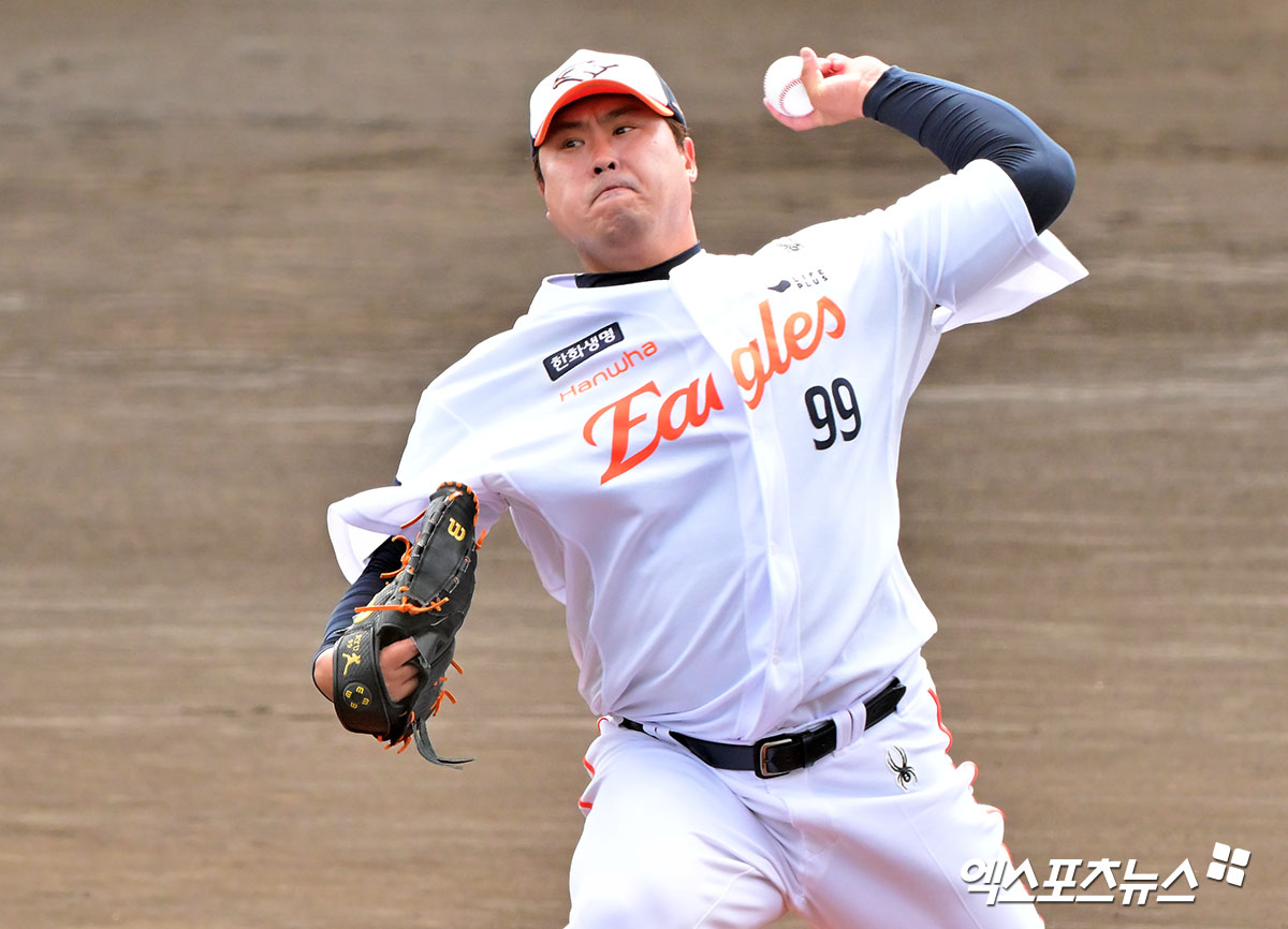 류현진은 26일 KT 위즈와의 연습경기에서 선발 등판해 2이닝 2피안타 2탈삼진 무실점으로 경기를 마쳤다. 최고 구속은 142km/h를 마크. 2이닝을 가볍게 끝낸 류현진은 경기를 마친 후 불펜에서 20구를 던지며 투구수를 끌어올렸다. 엑스포츠뉴스DB