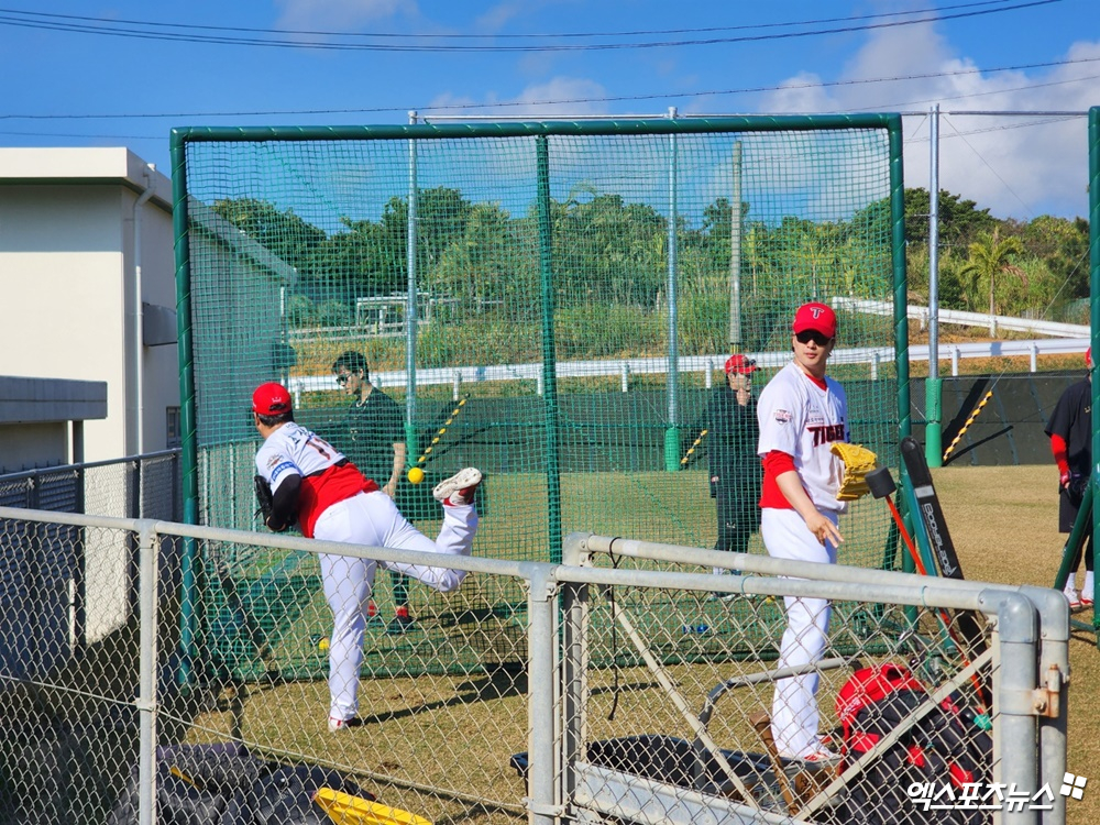 KIA 투수 조상우와 정해영(왼쪽부터)이 나란히 훈련하고 있다. 세이브왕 출신들의 시너지 효과가 기대된다. 오키나와, 박정현 기자