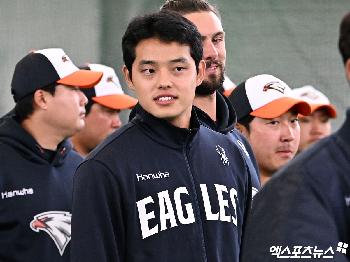 21일 일본 오키나와 온나손 아카마구장에서 진행된 한화 이글스 스프링캠프, 한화 문동주가 훈련 전 미팅을 갖고 있다. 엑스포츠뉴스DB