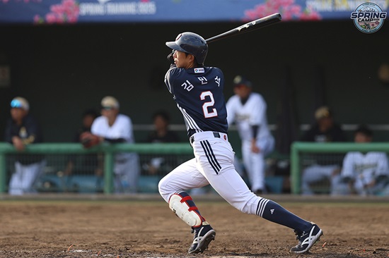 두산 베어스 외야수 김민석이 2025 미야자키 구춘대회 경기를 치르고 있다. 두산 베어스