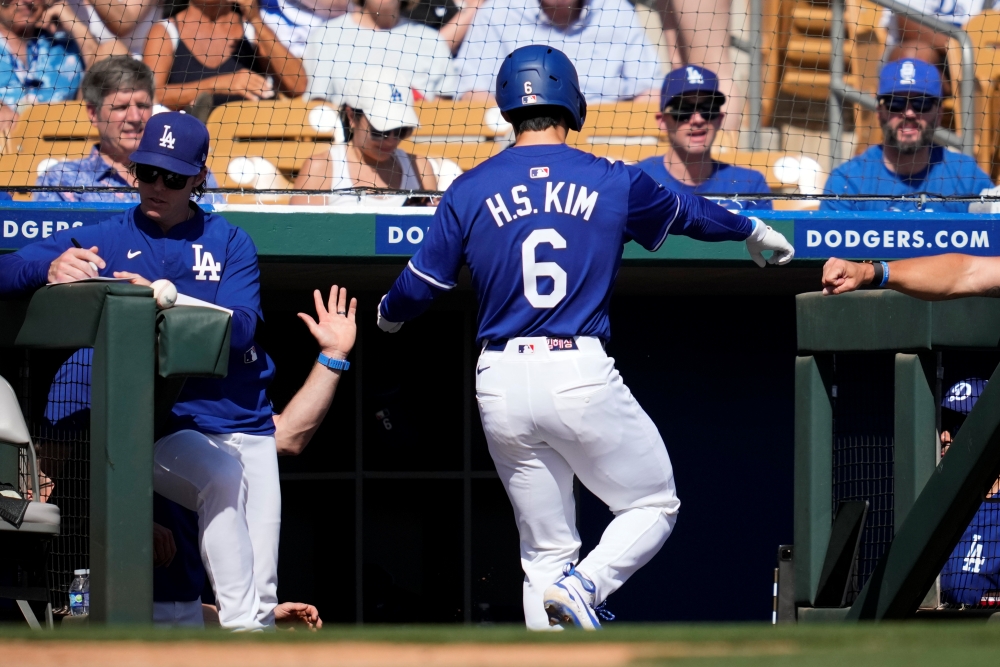 LA 다저스 내야수 김혜성이 미국 애리조나주 글렌데일 캐멀백 랜치에서 열린 2025 미국프로야구 메이저리그 샌프란시스코 자이언츠와의 시범경기에 8번타자 겸 유격수로 선발 출전해 2타수 1안타 1홈런 1타점 1볼넷 2득점을 기록했다. AP 연합뉴스