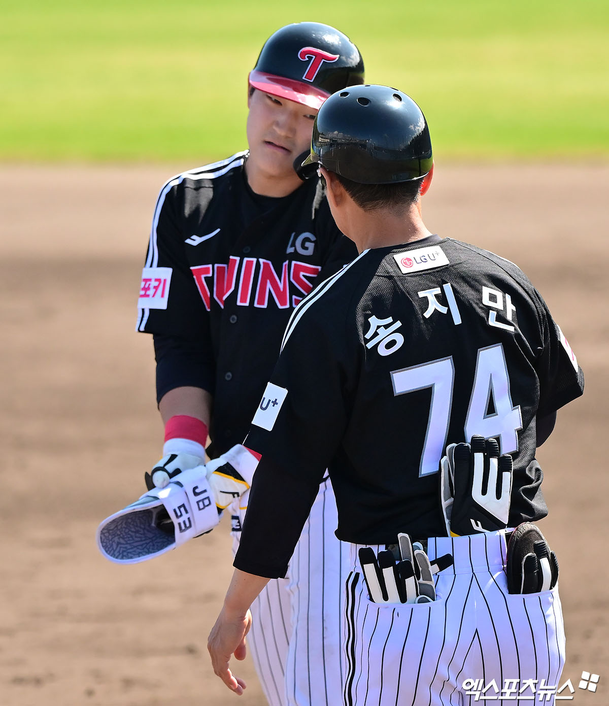 LG 내야수 문정빈(왼쪽)은 오키나와 연습경기에서 두각을 드러내고 있다. 공수주에서 눈에 띄는 상승세를 보이며 라인업에 활력을 불어넣고 있다. 오키나와, 김한준 기자