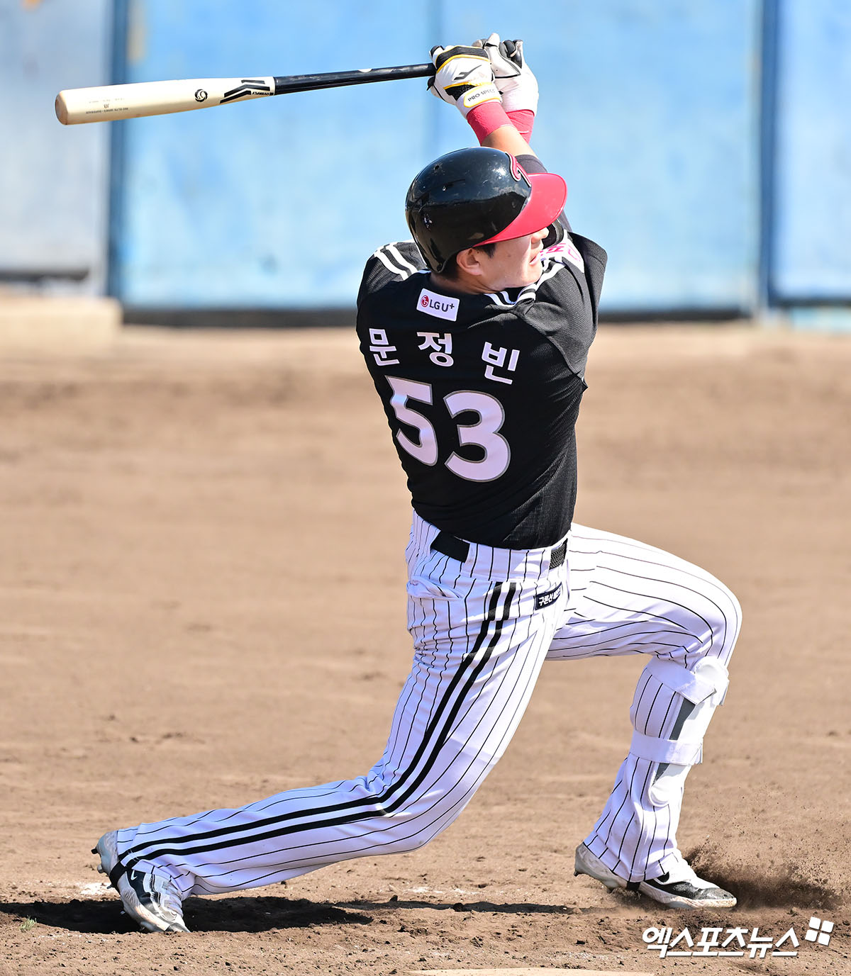 LG 내야수 문정빈은 오키나와 연습경기에서 두각을 드러내고 있다. 공수주에서 눈에 띄는 상승세를 보이며 라인업에 활력을 불어넣고 있다. 오키나와, 김한준 기자