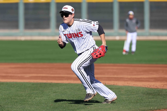 LG 내야수 문정빈은 오키나와 연습경기에서 두각을 드러내고 있다. 공수주에서 눈에 띄는 상승세를 보이며 라인업에 활력을 불어넣고 있다. LG 트윈스