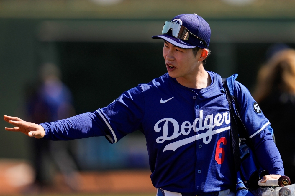 LA 다저스 내야수 김혜성이 미국 애리조나주 글렌데일 캐멀백 랜치에서 열린 2025 미국프로야구 메이저리그 샌프란시스코 자이언츠와의 시범경기에 8번타자 겸 유격수로 선발 출전해 2타수 1안타 1홈런 1타점 1볼넷 2득점을 기록했다. AP 연합뉴스
