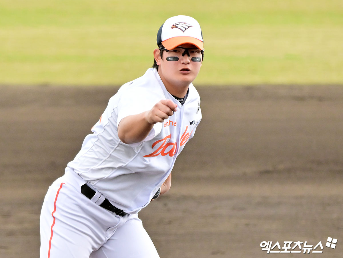 26일 오후 일본 오키나와 고친다 구장에서 열린 KT 위즈와 한화 이글스의 연습경기, 6회초 한화 김서현이 공을 힘차게 던지고 있다. 엑스포츠뉴스DB