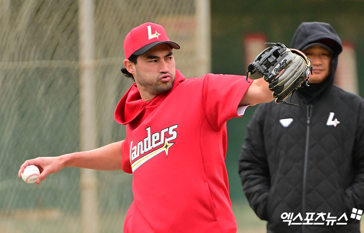 24일 오전 일본 오키나와 고친다 구장에서 진행된 SSG 랜더스 스프링캠프, SSG 화이트가 캐치볼을 하고 있다. 엑스포츠뉴스DB