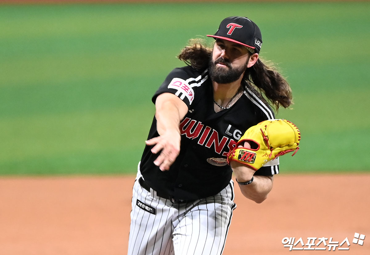 2일 오후 서울 구로구 고척스카이돔에서 열린 '2024 신한 SOL Bank KBO리그' LG 트윈스와 키움 히어로즈의 경기, 1회말 LG 선발투수 켈리가 공을 힘차게 던지고 있다. 엑스포츠뉴스 DB