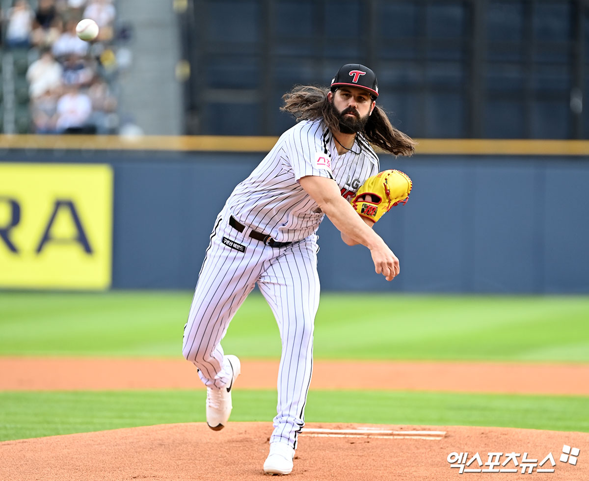 20일 오후 서울 송파구 잠실야구장에서 열린 '2024 신한 SOL Bank KBO리그' 두산 베어스와 LG 트윈스의 경기, 1회초 LG 선발투수 켈리가 공을 힘차게 던지고 있다. 엑스포츠뉴스 DB
