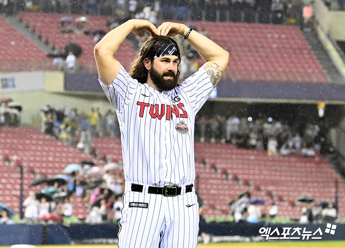 20일 오후 서울 송파구 잠실야구장에서 열린 '2024 신한 SOL Bank KBO리그' 두산 베어스와 LG 트윈스의 경기, 경기종료 후 LG 켈리의 고별식이 진행됐다.  LG 켈리가 팬들에게 인사를 하고 있다. 엑스포츠뉴스 DB