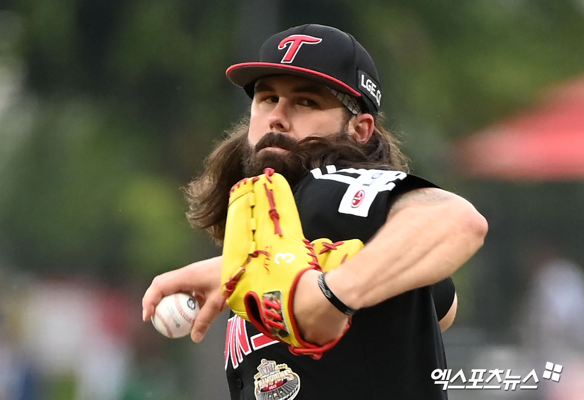 19일 오후 광주기아챔피언스필드에서 열린 '2024 신한 SOL Bank KBO리그' LG 트윈스와 KIA 타이거즈의 경기, 1회말 LG 선발투수 켈리가 공을 힘차게 던지고 있다. 엑스포츠뉴스 DB
