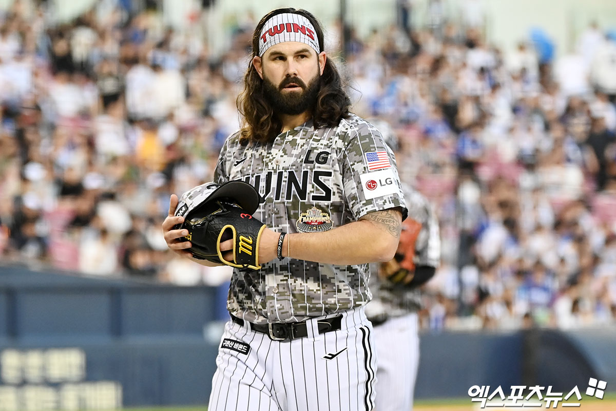 25일 오후 서울 송파구 잠실야구장에서 열린 '2024 신한 SOL Bank KBO리그' 삼성 라이온즈와 LG 트윈스의 경기, 5회초 수비를 마친 LG 선발투수 켈리가 더그아웃으로 향하고 있다. 엑스포츠뉴스 DB
