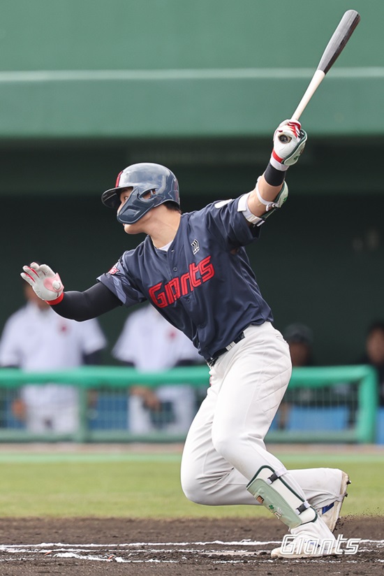 롯데 자이언츠 외야수 윤동희가 2일 두산전에서 2회 초 2점 홈런을 쏘아 올렸다. 롯데 자이언츠