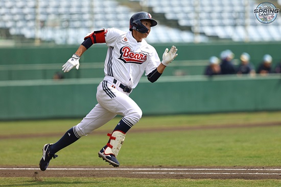 두산 베어스 외야수 김민석이 친정 롯데 자이언츠를 상대로 3안타 맹타를 휘둘렀다. 두산 베어스