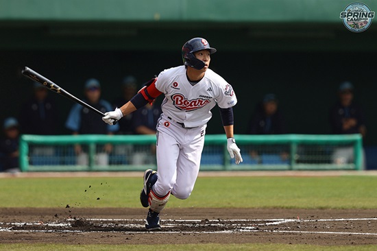 두산 베어스 외야수 김민석이 친정 롯데 자이언츠를 상대로 3안타 맹타를 휘둘렀다. 두산 베어스