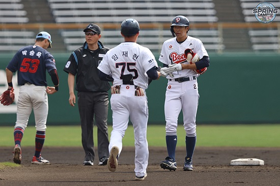 두산 베어스 외야수 김민석이 친정 롯데 자이언츠를 상대로 3안타 맹타를 휘둘렀다. 두산 베어스