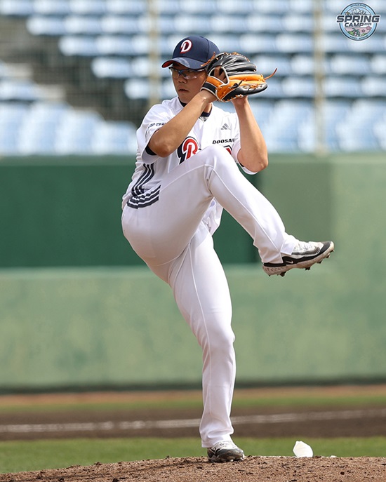 두산 베어스 투수 이병헌이 2일 롯데전에서 첫 실전 투구에 나서 1이닝 무실점을 기록했다. 두산 베어스