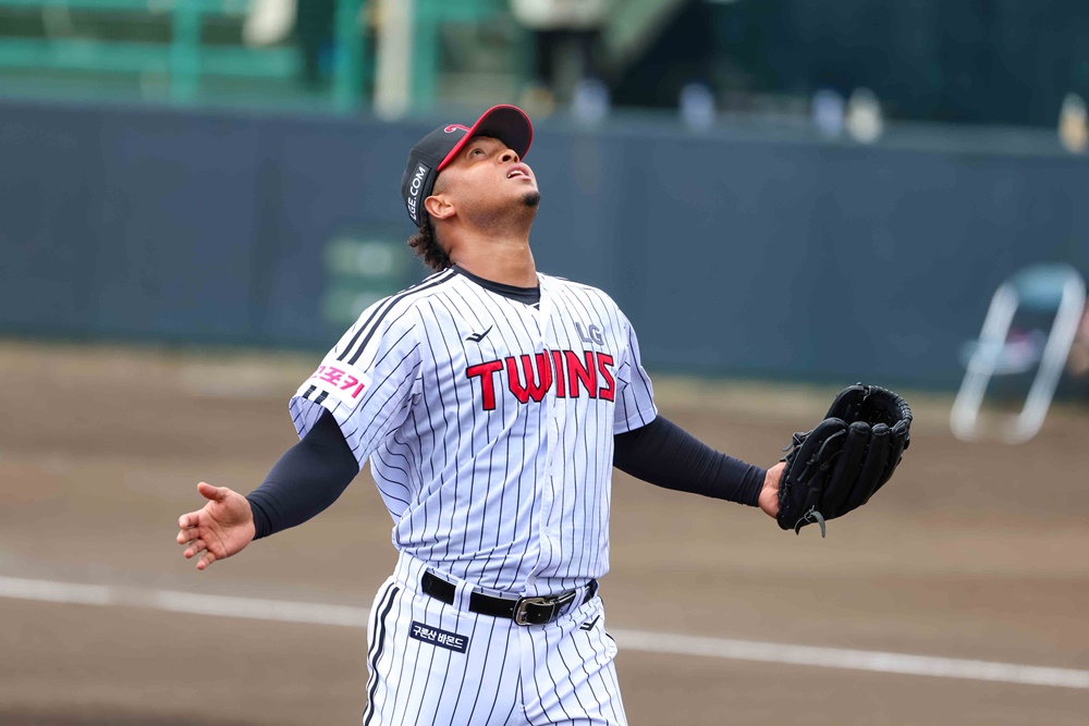 LG 투수 에르난데스는 2일 기노자구장에서 열린 KT전에 선발 등판했다. 첫 실전 등판부터 2이닝 무실점, 최고 구속 시속 150㎞의 위력적인 투구로 눈길을 끌었다. LG 트윈스