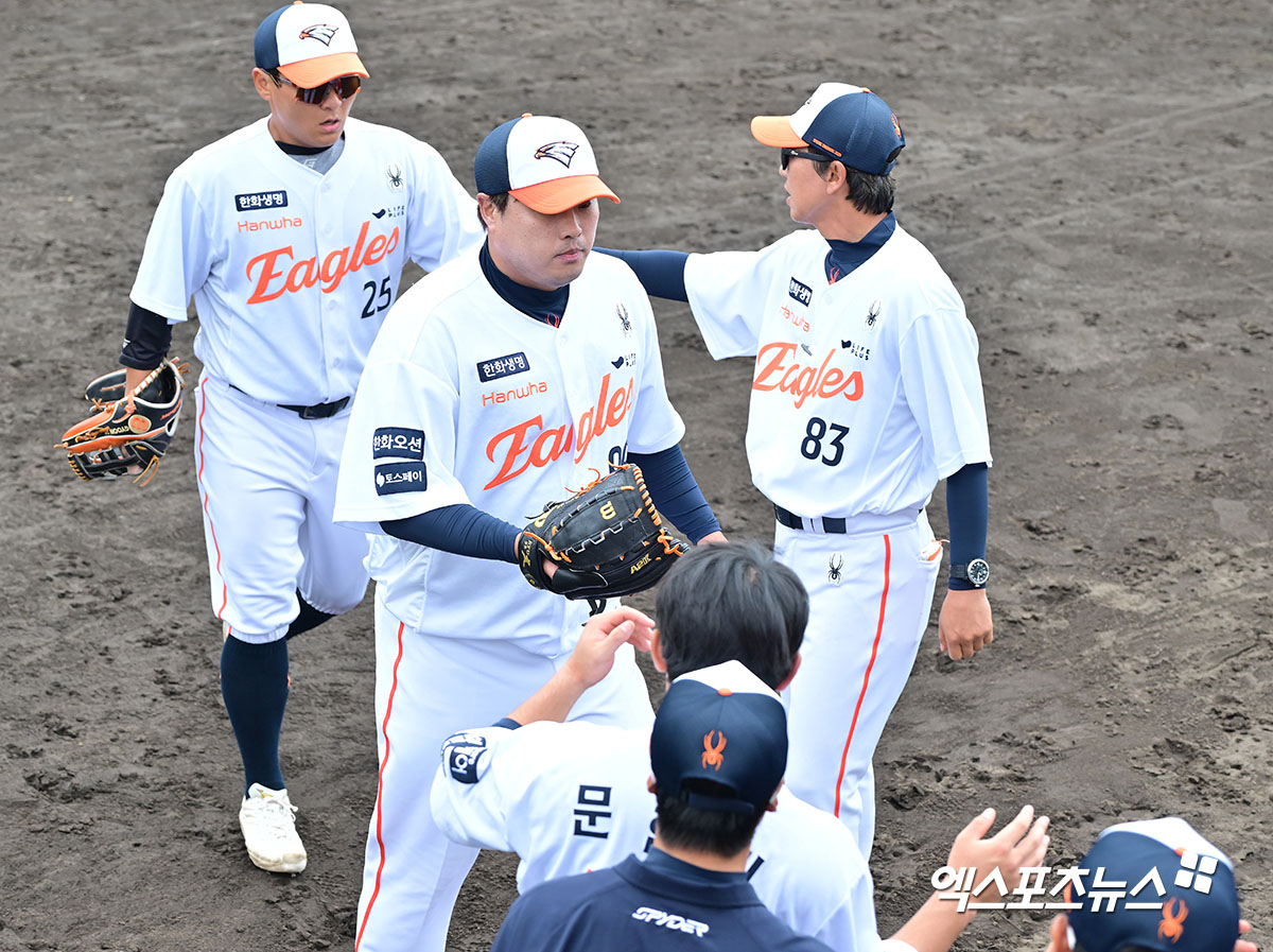 한화 이글스는 2일 일본 오키나와 고친다구장에서 열린 SSG 랜더스와의 연습경기에서 0-10 대패를 당했다. 류현진은 2⅓이닝 7실점(4자책점)을 기록했다. 엑스포츠뉴스DB