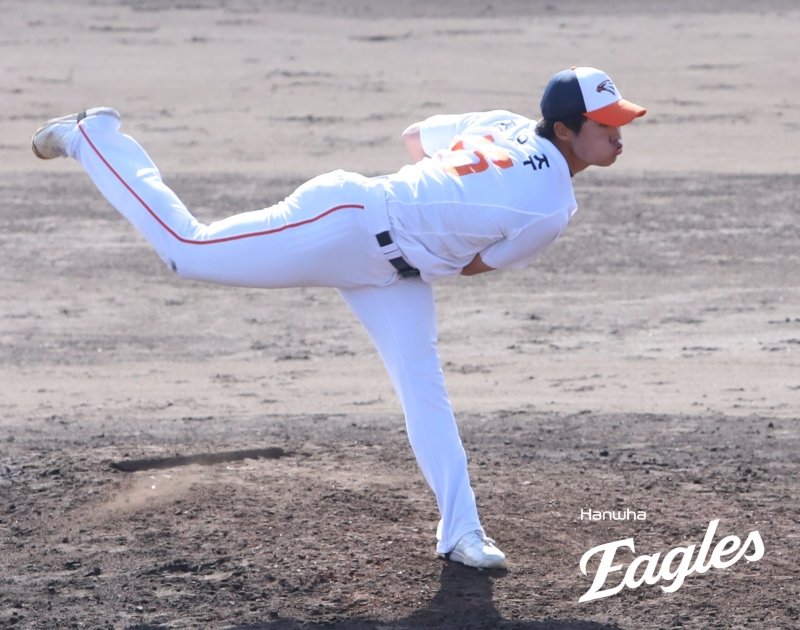 한화 이글스는 2일 일본 오키나와 고친다구장에서 열린 SSG 랜더스와의 연습경기에서 0-10 대패를 당했다. 한화 정우주는 1이닝 무실점을 기록했다. 한화 이글스